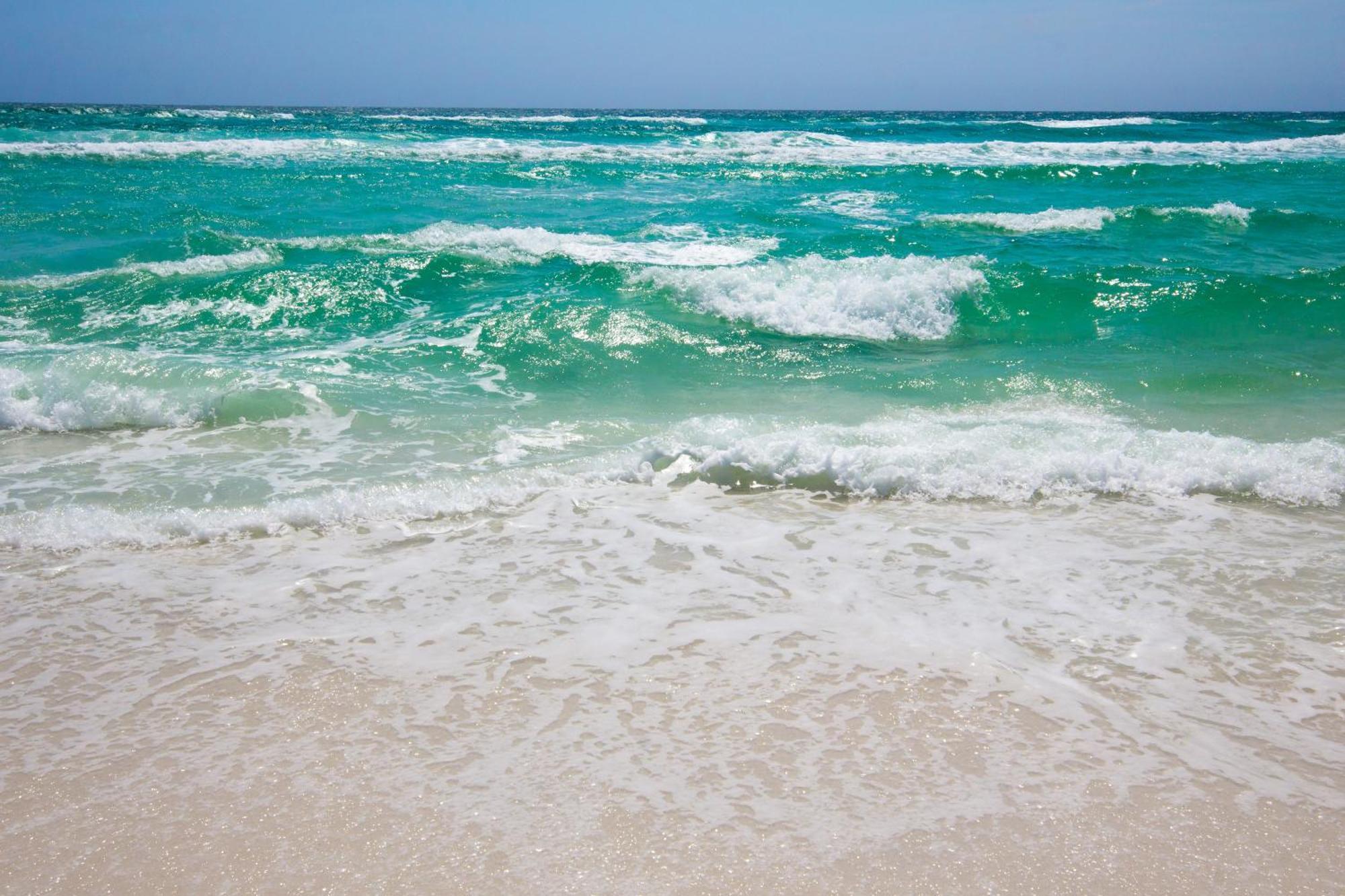 Tidewater Escape: 1br/2ba Beachfront Condo, Sleeps 6, Gulf Views & Comfort! Holiday home
