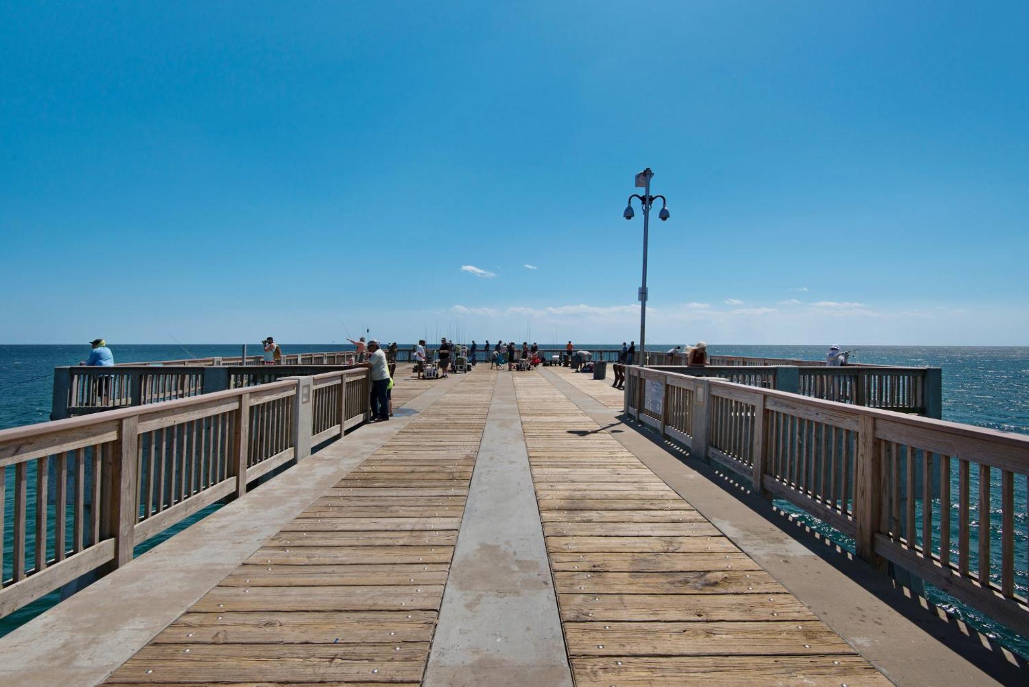 Tidewater Escape: 1br/2ba Beachfront Condo, Sleeps 6, Gulf Views & Comfort! Holiday home