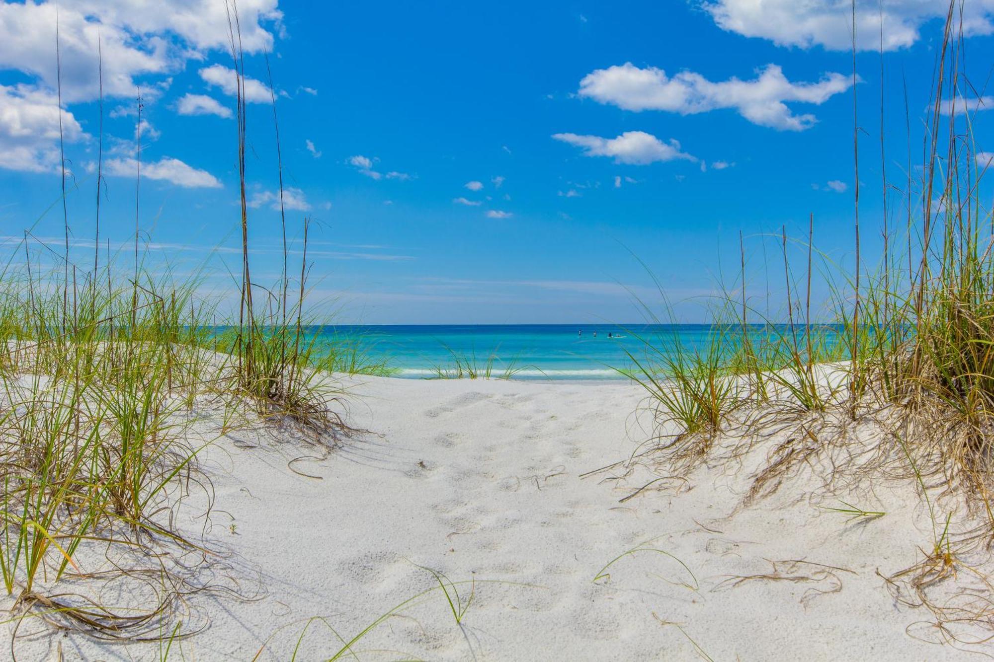 Tidewater Escape: 1br/2ba Beachfront Condo, Sleeps 6, Gulf Views & Comfort! Holiday home *