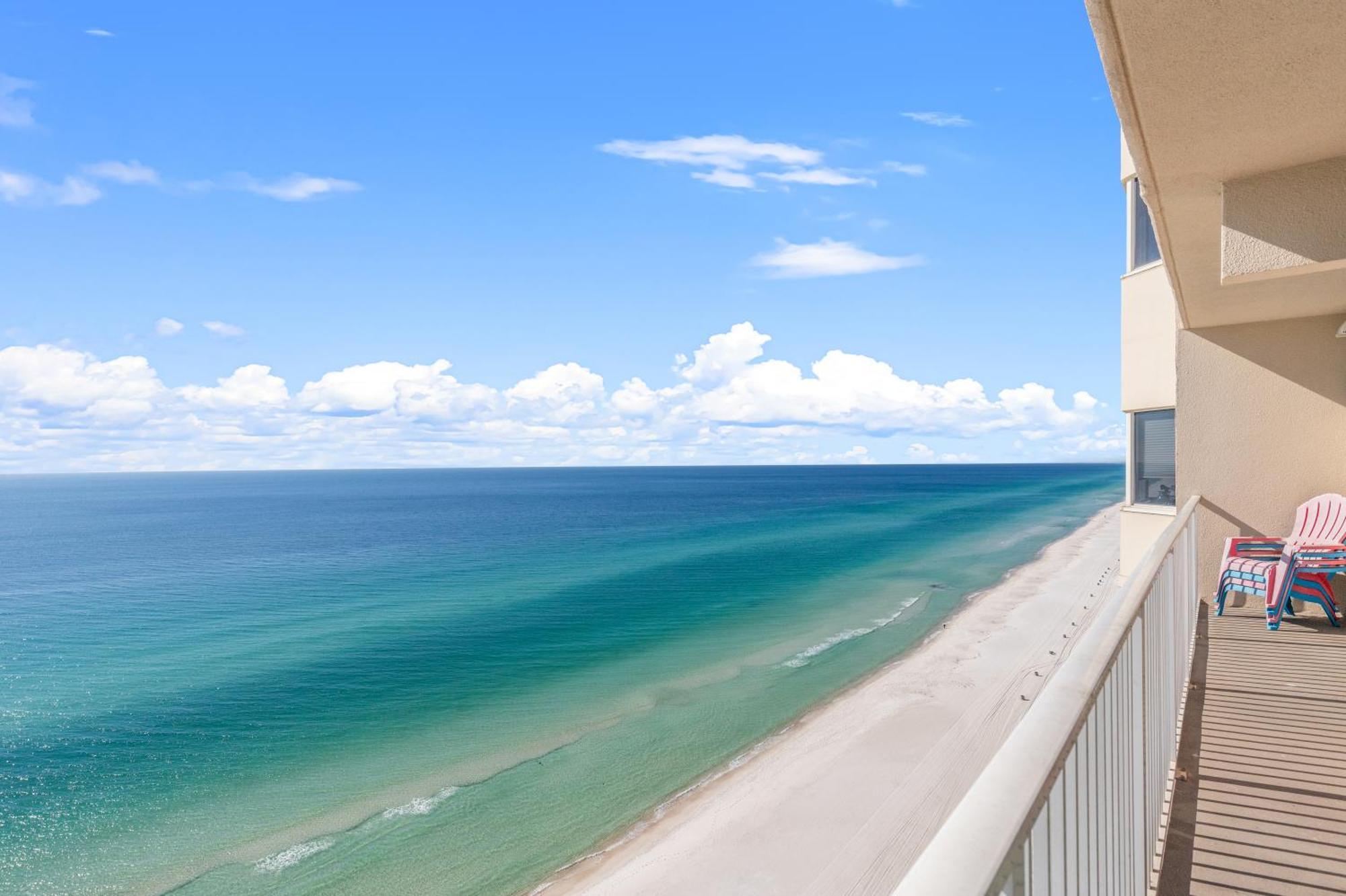 Tidewater Escape: 1br/2ba Beachfront Condo, Sleeps 6, Gulf Views & Comfort! Holiday home *