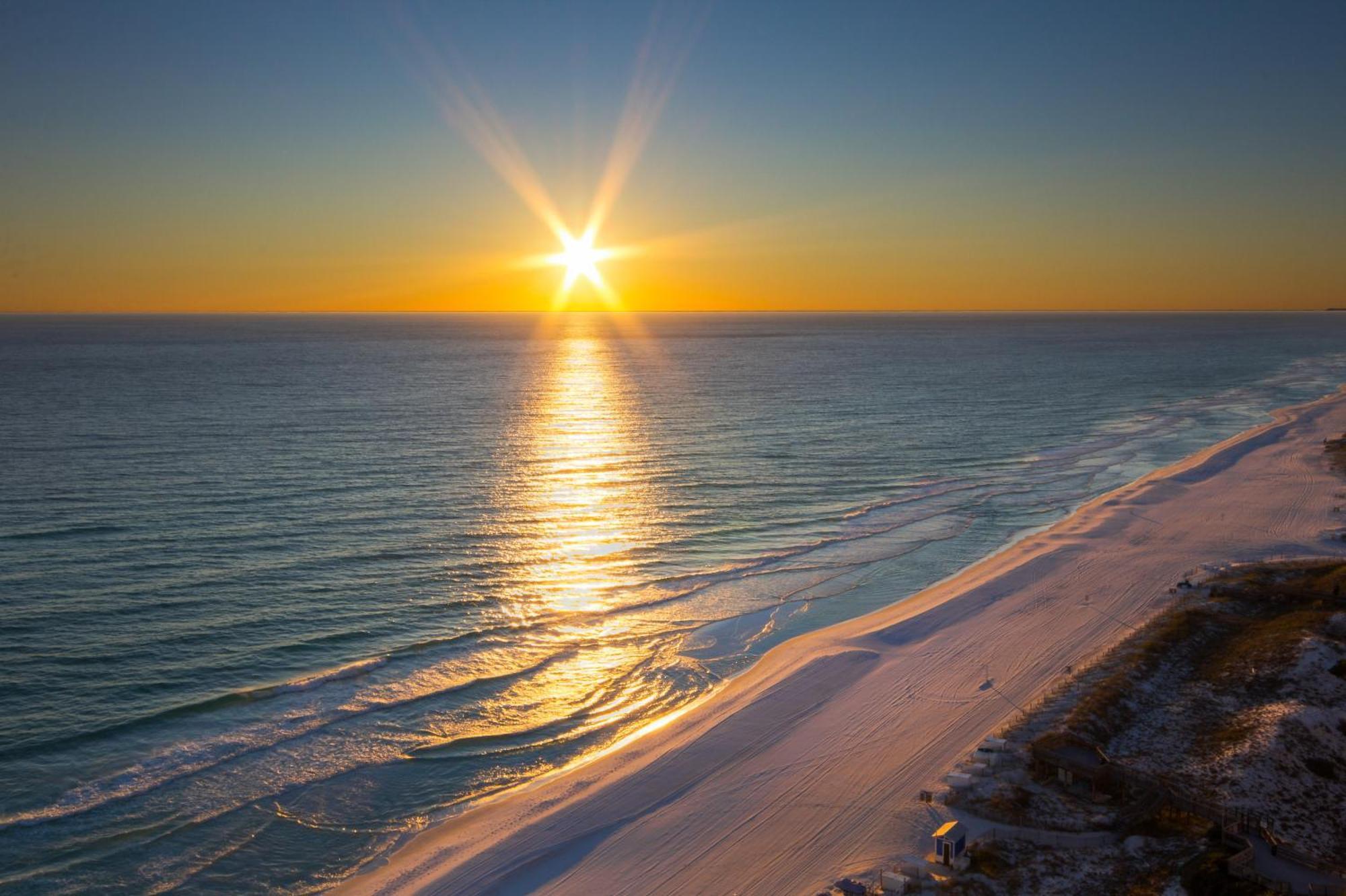 Tidewater Escape: 1br/2ba Beachfront Condo, Sleeps 6, Gulf Views & Comfort! Panama City Beach