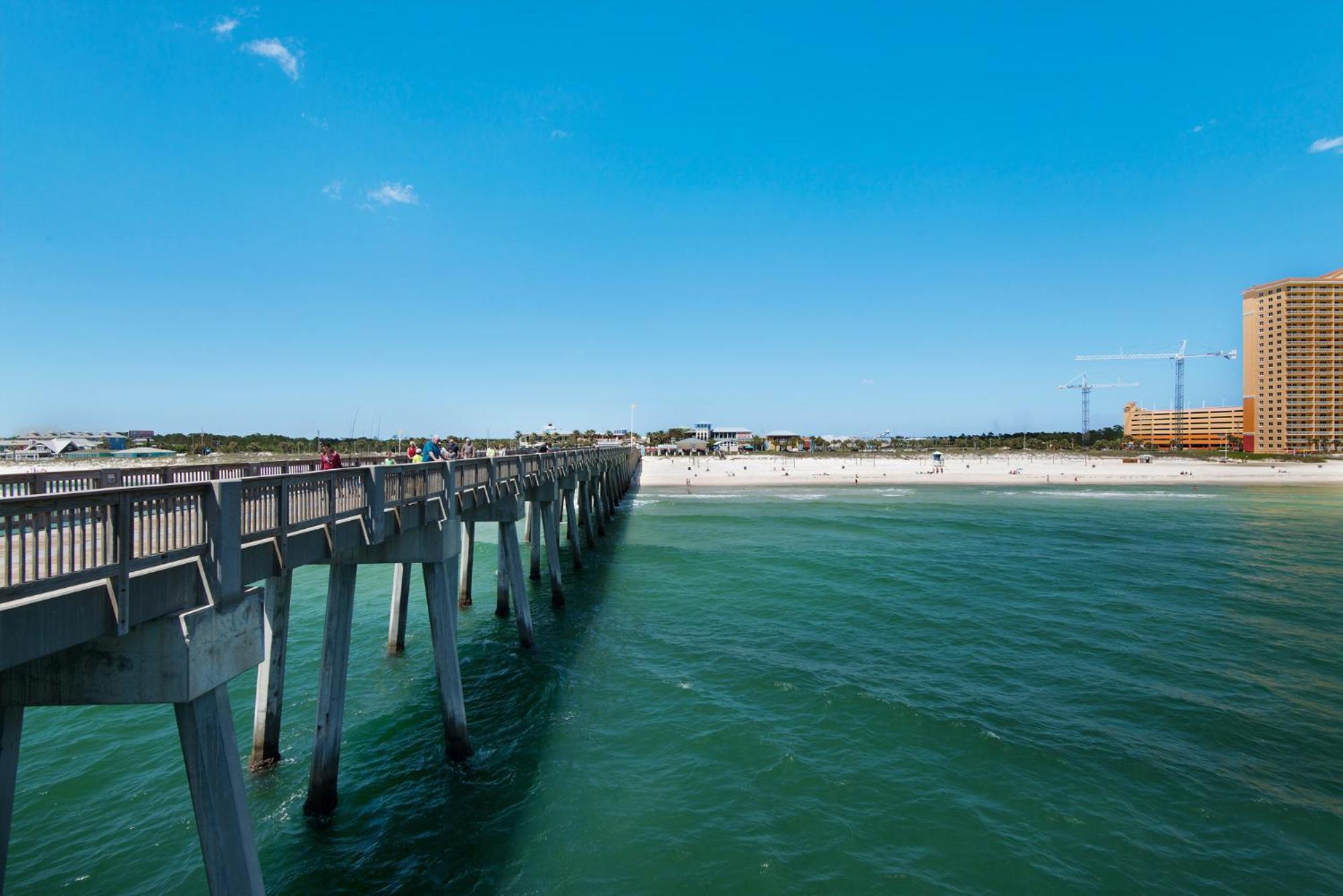 Tidewater Escape: 1br/2ba Beachfront Condo, Sleeps 6, Gulf Views & Comfort! Holiday home *