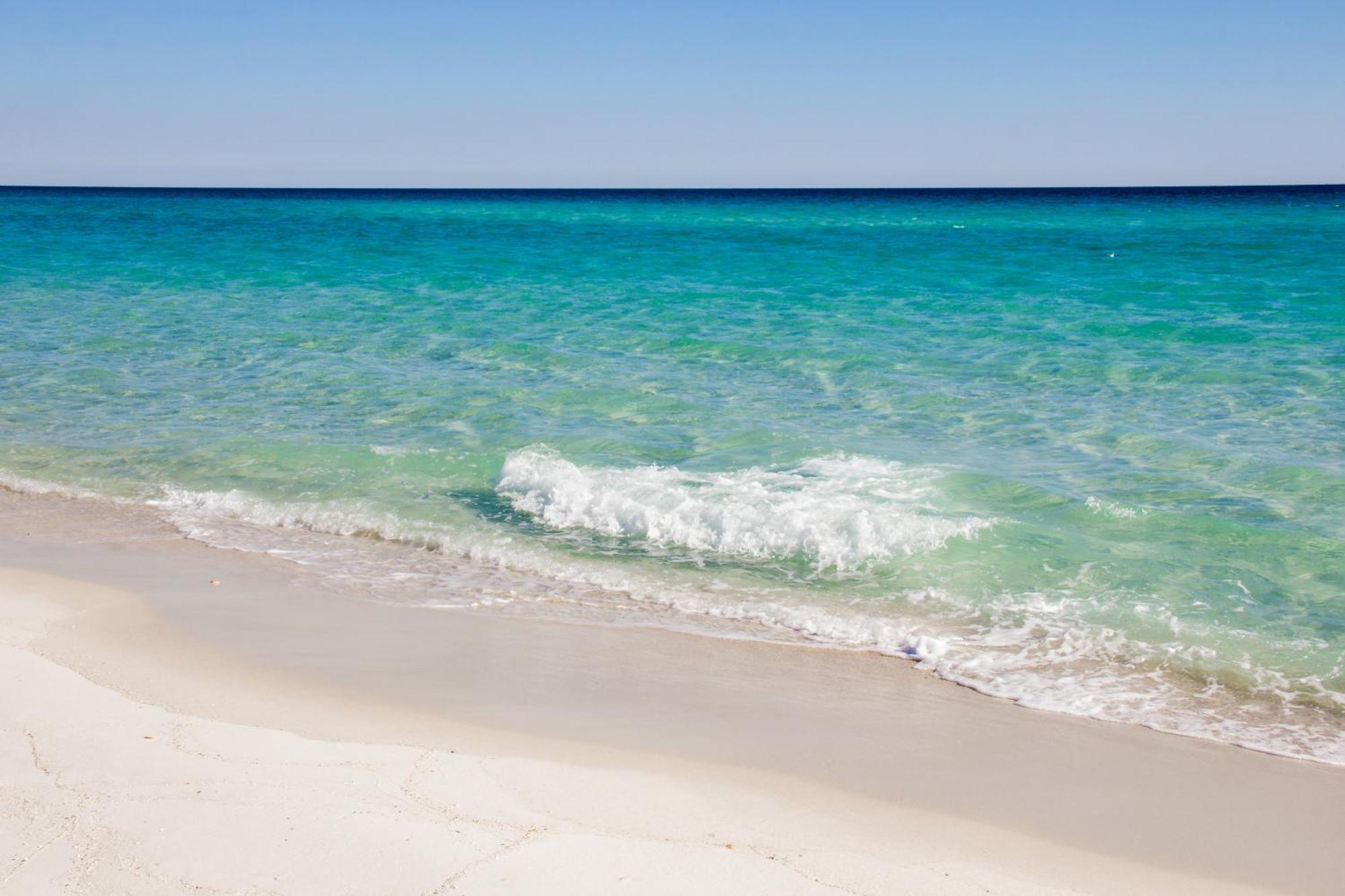 Tidewater Escape: 1br/2ba Beachfront Condo, Sleeps 6, Gulf Views & Comfort! Holiday home *